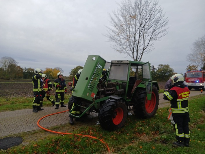 FW-AUR: Feuer im Armaturenbrett eines Treckers