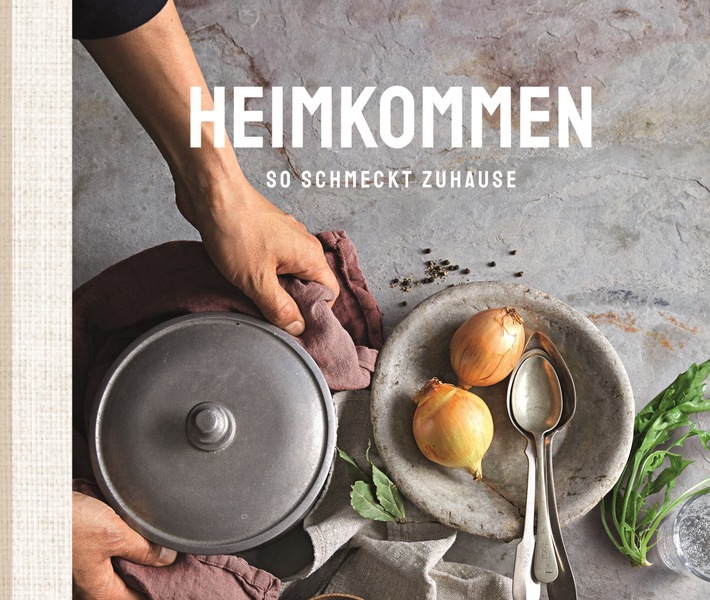 "Heimkommen - So schmeckt Zuhause": EDEKA holt mit neuem Kochbuch den Geschmack von Heimat auf die Teller. Das neue Kochbuch enthält 100 Rezepte aus allen Regionen Deutschlands sowie zahlreiche Tipps und Tricks. / Weiterer Text über ots und www.presseportal.de/nr/51907 / Die Verwendung dieses Bildes ist für redaktionelle Zwecke unter Beachtung ggf. genannter Nutzungsbedingungen honorarfrei. Veröffentlichung bitte mit Bildrechte-Hinweis.