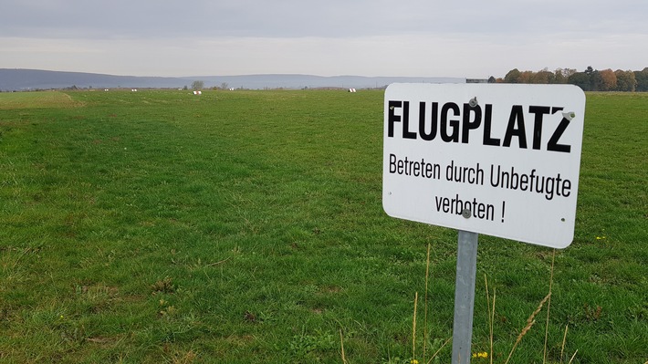 POL-HM: Frau mit Hund auf Landebahn - Pilot musste Landung bei Eimbeckhausen abbrechen (Zeugenaufruf)