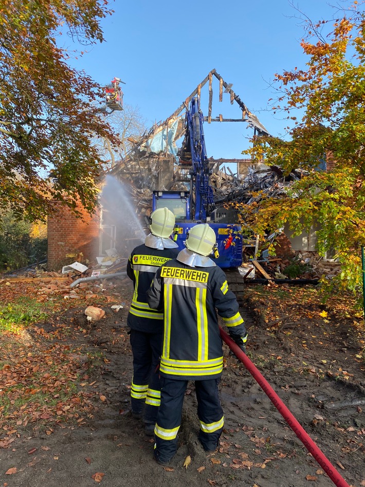 THW HH MV SH: THW- Kräfte aus Bad Oldesloe, Eutin und Lübeck unterstützten am Sonntagmorgen die Räum- und Löscharbeiten nach dem Brand auf einem Reitgestüt in Stubbendorf (Kreis Stormarn).