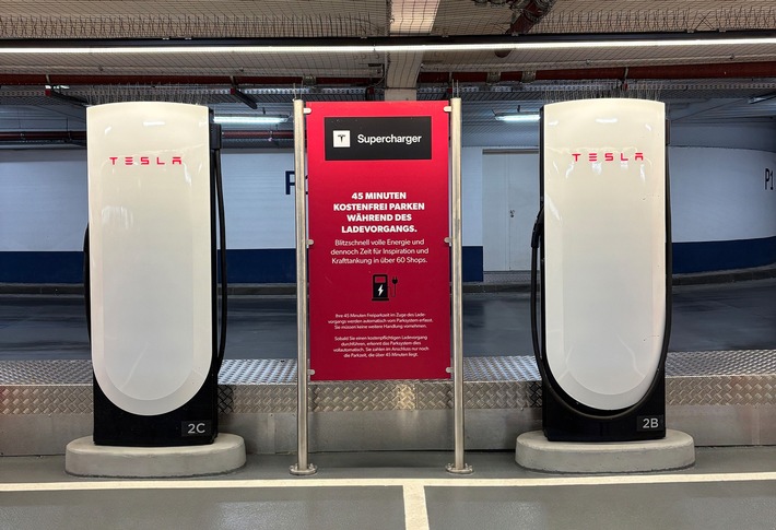Tesla nimmt Supercharger-Station auf der Marktplatz Galerie Hamburg in Betrieb