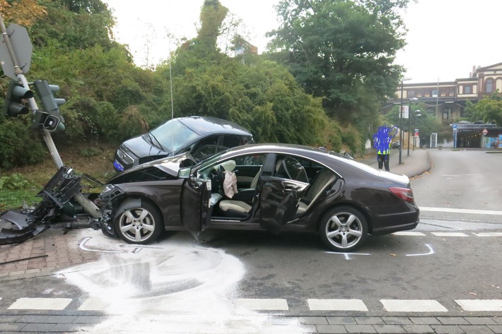 POL-DN: Alkoholisierter Pkw Fahrer verursacht schweren Unfall