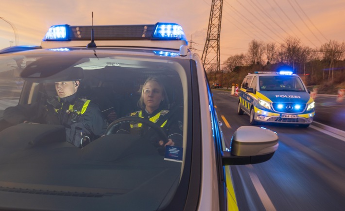 POL-ME: Mit geklautem Auto durch Ratingen gerast: Polizei stellt 17-Jährigen - Ratingen - 2210147