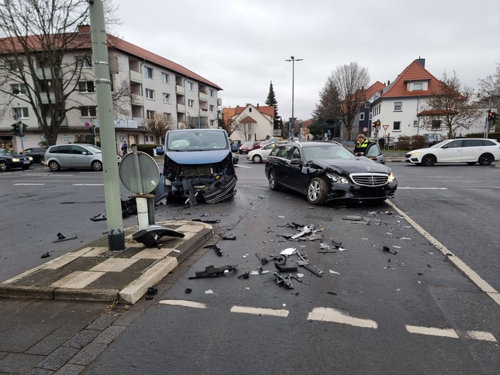 POL-GÖ: (421/2025) - Verkehrsunfall mit drei leicht verletzten Beteiligten im Göttinger Stadtgebiet
