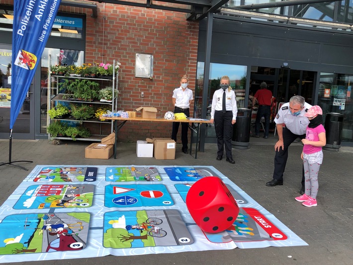 POL-NB: Auftakt zu Handy-Kontrollen - Neues Verkehrsspiel für Kinder eingeweiht