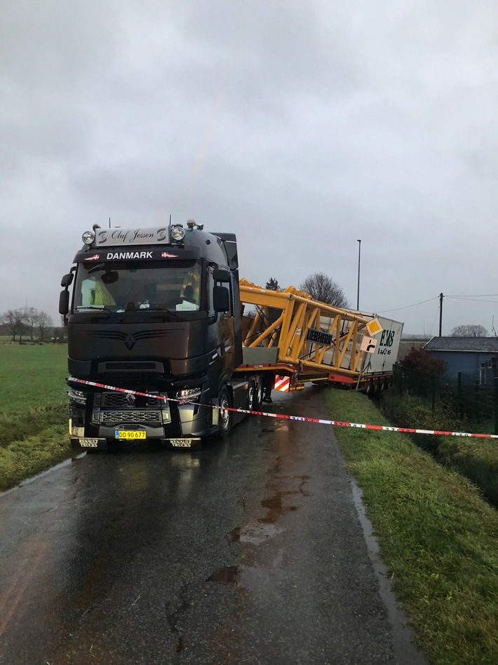 POL-HAM: LKW rutscht in den Graben, Straßensperrung