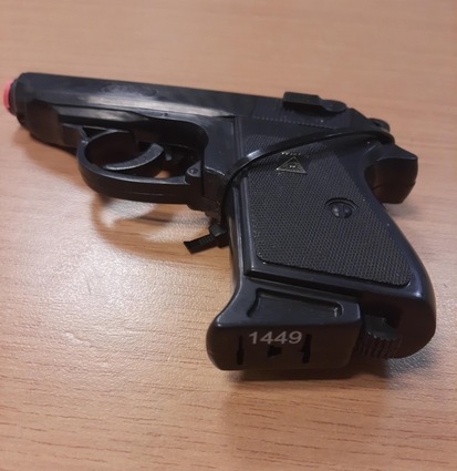 BPOL-FL: NMS - Mann zieht bei Kontrolle Spielzeugpistole aus Hosentasche