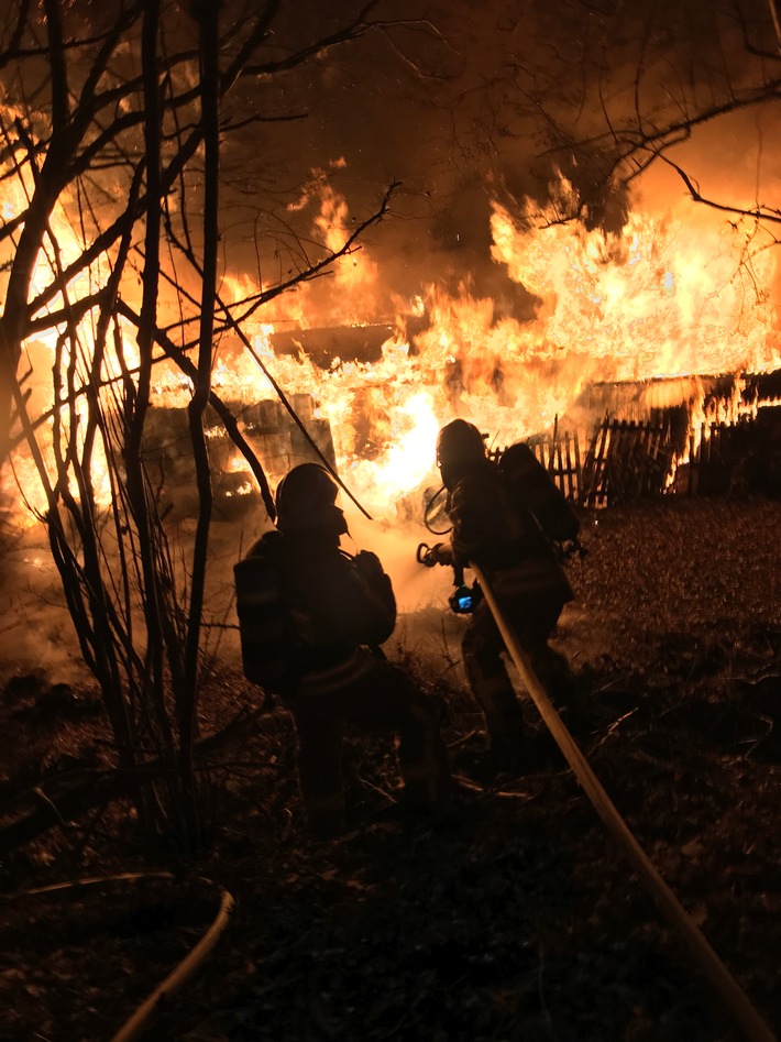 FW-BOT: Laubenbrand in Kleingartenanlage