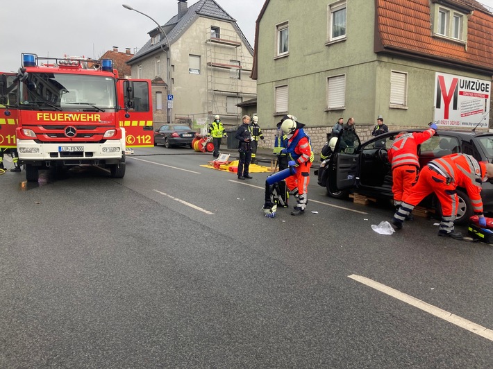 FW-DT: Verkehrsunfall auf der Lemgoer Straße - eine Person verletzt