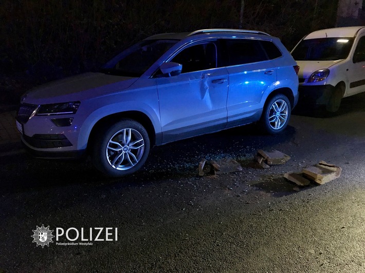 POL-PPWP: Auto mit Steinen beschädigt