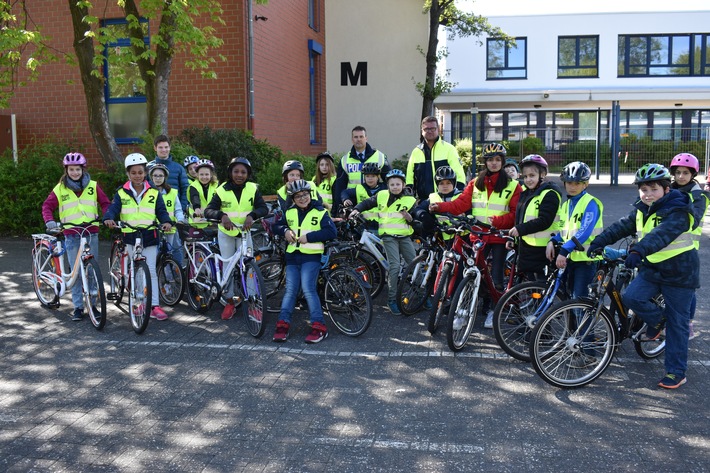 POL-PB: Grundschulkinder erleben erstmalig den Straßenverkehr - 
Jährlich nehmen rund 3.000 Kinder am Radfahrtraining der Polizei Paderborn teil