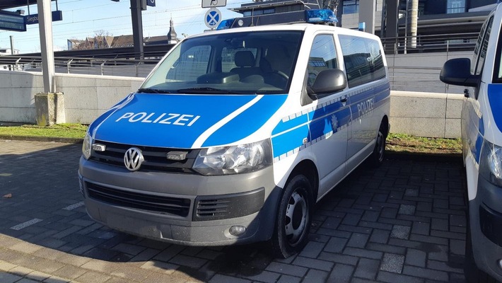 BPOL NRW: Einsatzfahrzeug beschädigt: Bundespolizei stellt Tatverdächtigen mit Messern