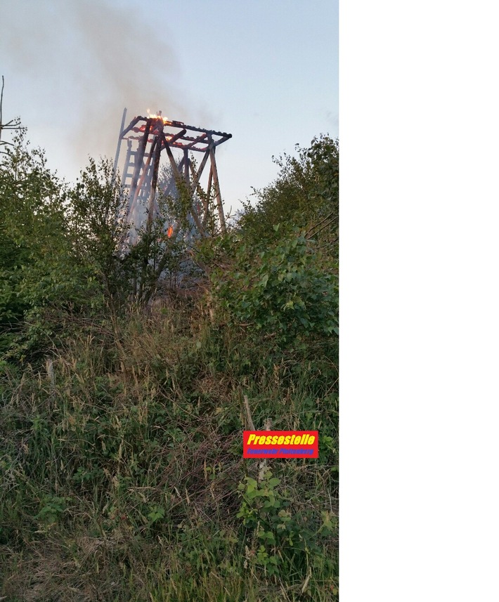 FW-PL: Hochsitz brannte im Plettenberger Waldgebiet "Hohe Molmert"