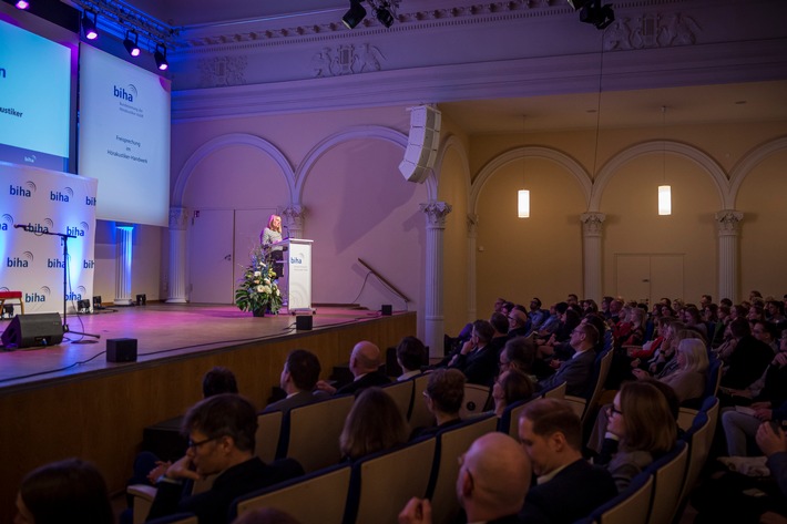 143 Fachkräfte schließen Ausbildung im Hörakustiker-Handwerk ab / Gesellenfreisprechung in attraktivem Gesundheitsberuf