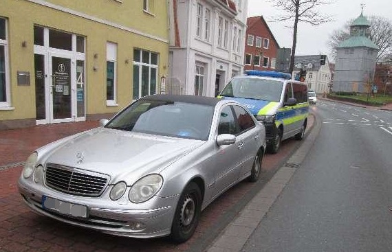 POL-ROW: E-Roller ohne Versicherung ++ Wiederholt ohne Fahrerlaubnis angetroffen ++ Unter Marihuana auf der BAB unterwegs ++ Geparkten PKW angefahren - Verursacher gesucht! ++ Fußgänger quert auf der BAB 1