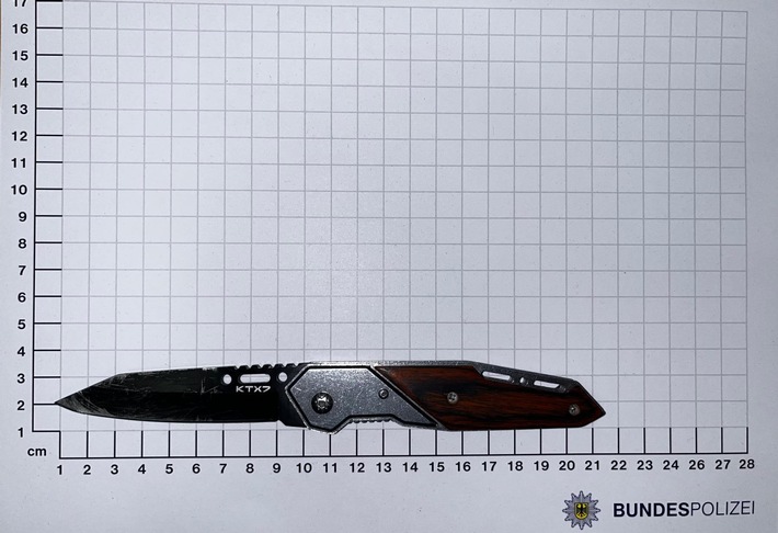 BPOL NRW: 18-Jähriger hantiert mit Messer im Hbf - Bundespolizisten schreiten unverzüglich ein