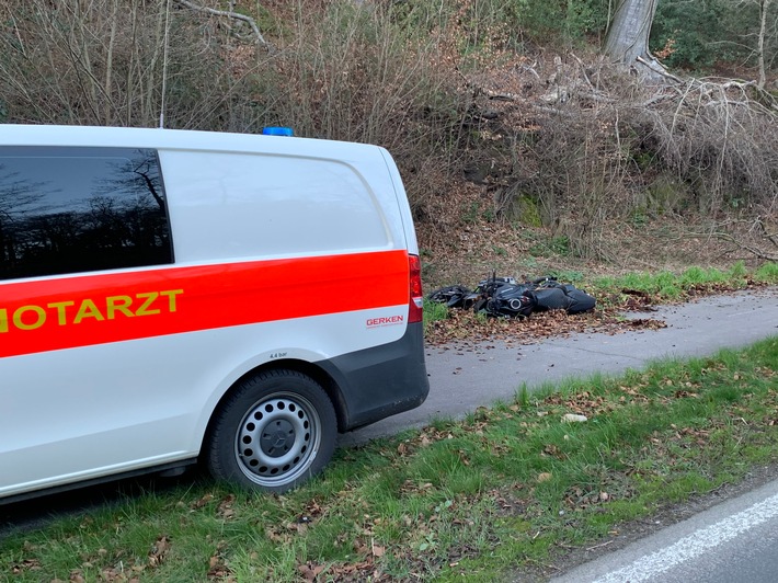 FW-Erkrath: Schwer verletzter Motorradfahrer bei Verkehrsunfall im Neandertal