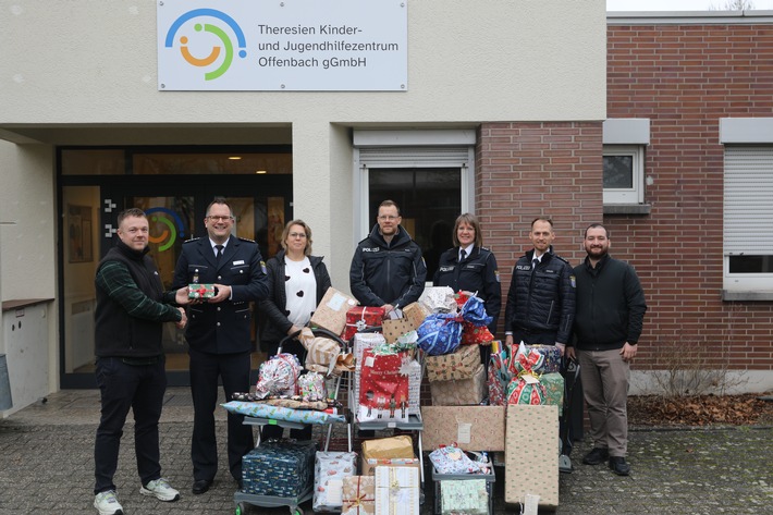 POL-OF: Über 80 Geschenke sorgten für strahlende Augen bei Kindern und Jugendlichen des Theresien Kinder- und Jugendhilfezentrums