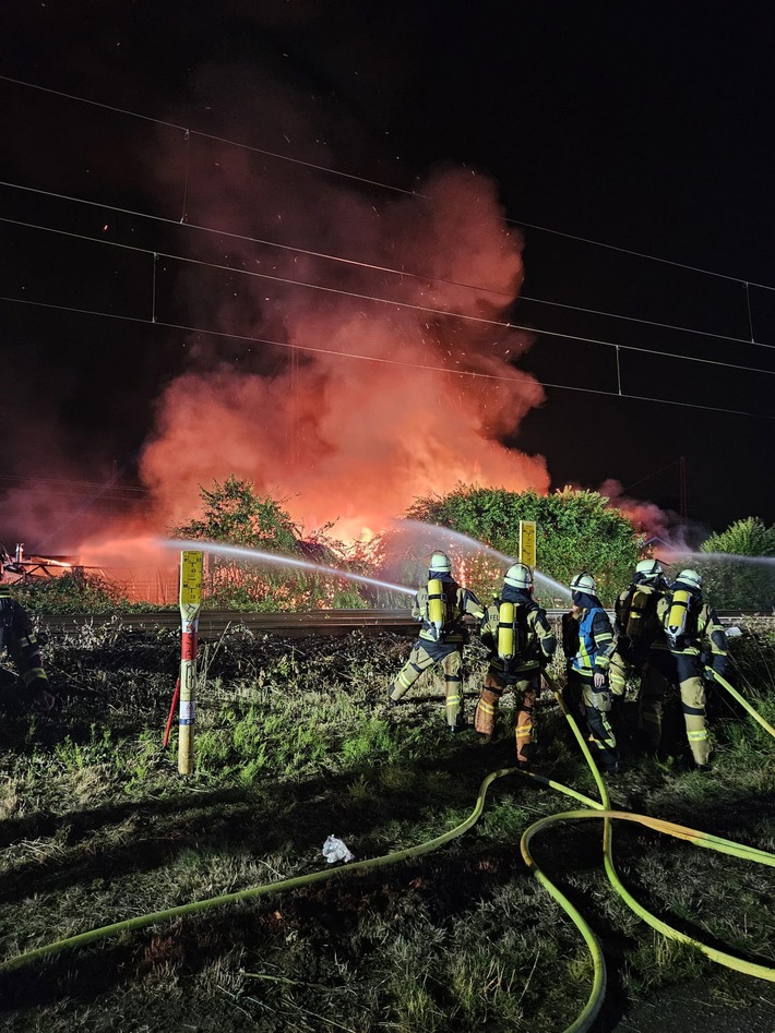 FW-E: Feuer in Kleingartenanlage - Bahnverkehr musste eingestellt werden