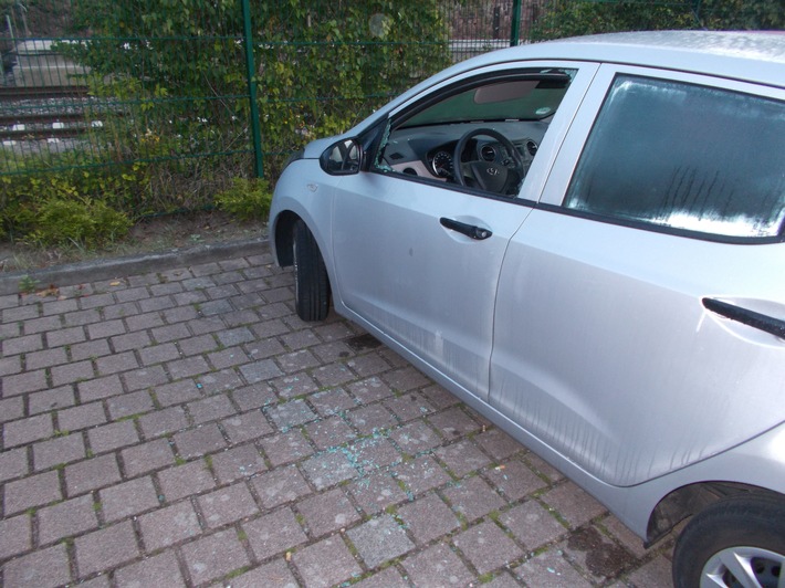 POL-PDNW: In vier Fällen Fahrzeuge aufgebrochen - Zeugen gesucht