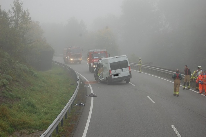 POL-PDKL: Verkehrsunfall mit schwerverletztem Transporterfahrer