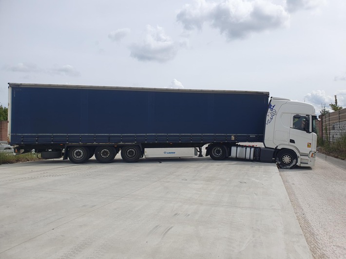 POL-HI: Sattelzug verirrt sich bei der Anschlussstelle Hildesheim-Drispenstedt in eine Autobahnbaustelle und bleibt stecken