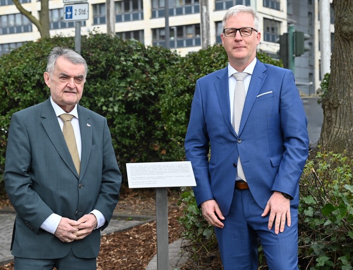 POL-E: Essen: NRW-Innenminister Herbert Reul und Polizeipräsident Andreas Stüve weihen Gedenktafel zum sogenannten "Montagsloch" ein