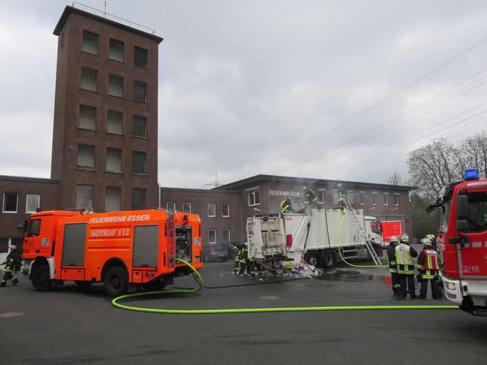 FW-E: Brennender Müllwagen fährt bis auf den Hof der Feuerwehr