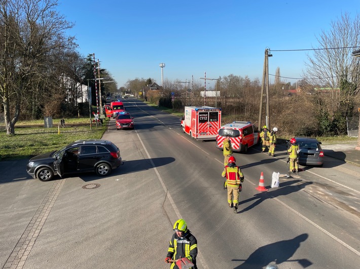 FW Alpen: Verkehrsunfall mit zwei PKW auf der B57