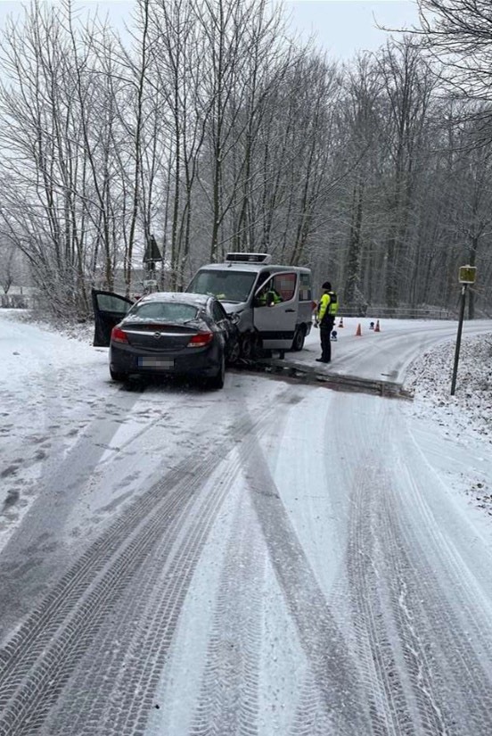 POL-MS: Mit Sommerreifen in Unfall verwickelt - Zwei Personen leicht verletzt