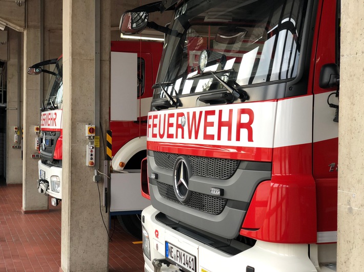 FW-NE: Zischender LKW sorgt für großen Feuerwehreinsatz | Keine Gefahrstoffe ausgetreten