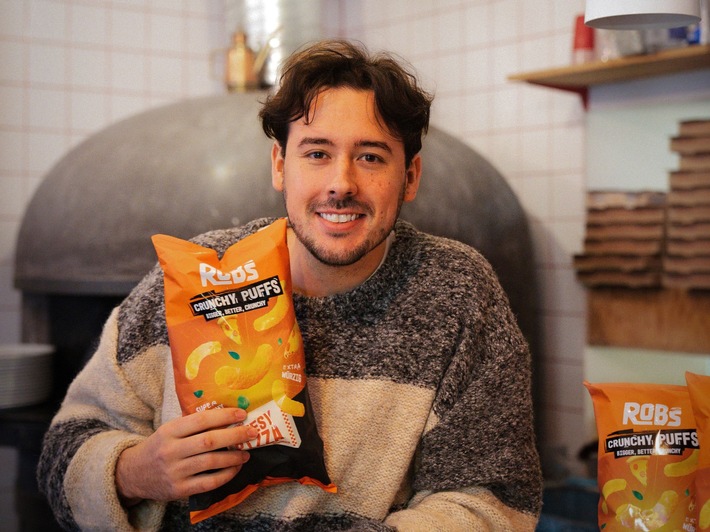 ROB&#039;s Crunchy Puffs &quot;Cheesy Pizza&quot;: YouTuber CrispyRob wird für Kaufland zum Pizzabäcker