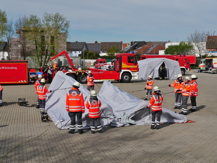 FW-KA: DekonV 50 Einheit Karlsruhe-Land beübt die Dekontamination von vielen Verletzten.