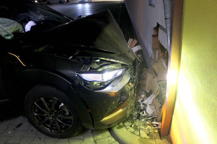 POL-PB: Auto durchbricht Wand von Discounter - Fahrerflucht