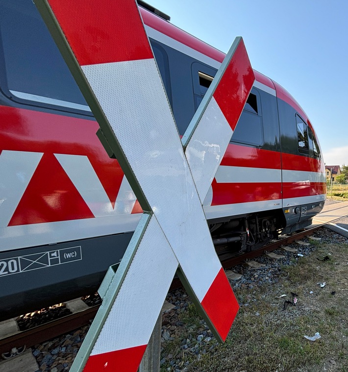 FW Dresden: Regionalbahn kollidiert mit PKW an unbeschranktem Bahnübergang - eine Person schwer verletzt