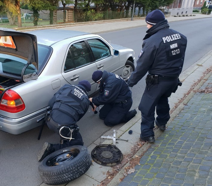 POL-BO: Schwerpunktkontrolle im Advent: Polizisten wechseln Autofahrer (96) den Reifen