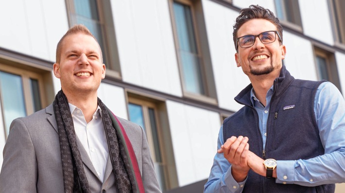 Mike Hülsmeyer und Fabio Moron sind die Gründer und Geschäftsführer der Voicler GmbH. / Weiterer Text über ots und www.presseportal.de/nr/168503 / Die Verwendung dieses Bildes für redaktionelle Zwecke ist unter Beachtung aller mitgeteilten Nutzungsbedingungen zulässig und dann auch honorarfrei. Veröffentlichung ausschließlich mit Bildrechte-Hinweis.