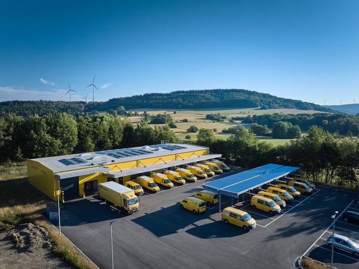 PM: DHL Group setzt auf selbst entwickeltes Lade- und Lastmanagement-System an ihren deutschen Post- und Paket-Betriebsstätten / PR: DHL Group relies on proprietary charging and load management system at its German mail and parcel operations