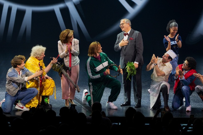 Vom Zuschauer zum Schuldirektor von Hill Valley: Elton feiert Musicaldebüt bei ZURÜCK IN DIE ZUKUNFT