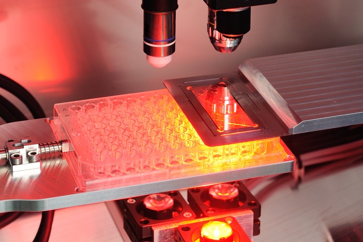 Fraunhofer IPT und ILT entwickeln Mikroskop zur automatisierten und kontaktfreien Herstellung von Zellkulturen
