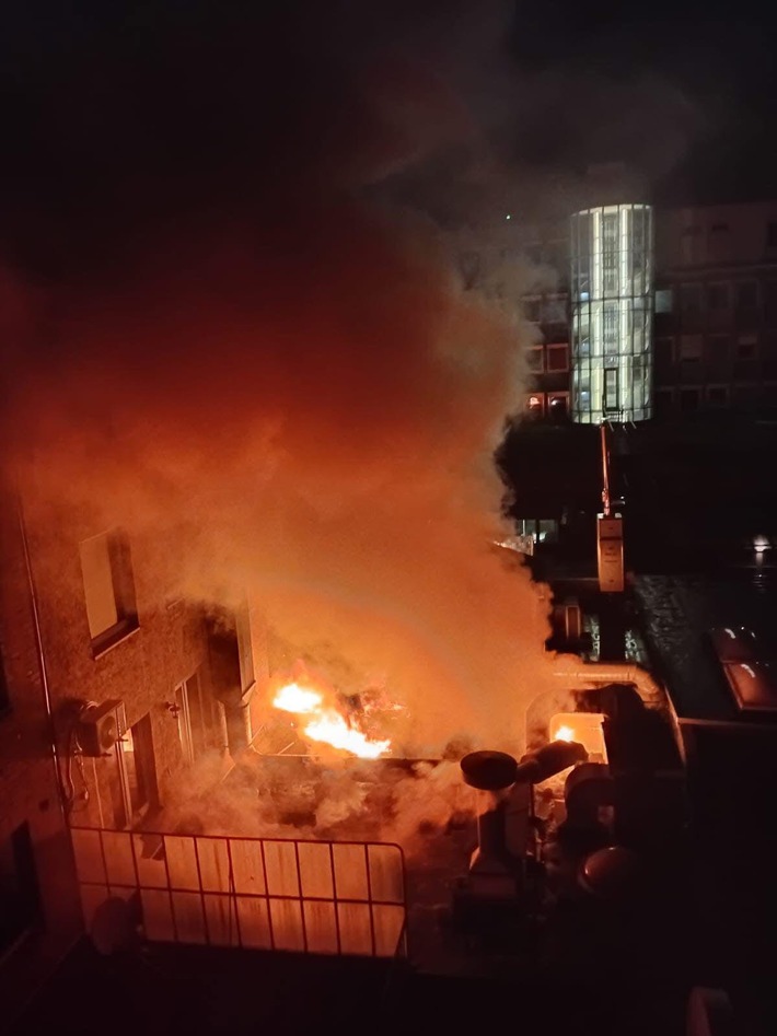 FW Düren: Zimmerbrand in Gewerbeobjekt am Kaiserplatz