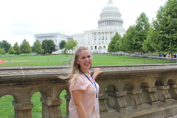 Lena bei ihrem Orientierungsseminar in Washington DC vor dem Capitol.JPG