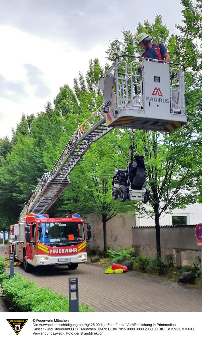 FW-M: Aufzug defekt - Feuerwehr hilft Frau mit Rollstuhl (Freimann)