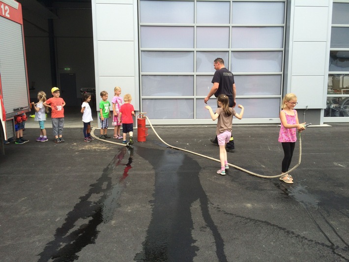 FW-AR: Bruchhausener Kindergärten zu Besuch bei der Feuerwehr