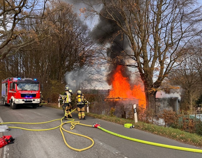FW-E: Brand einer Gartenlaube in Essen-Schuir - keine Verletzten