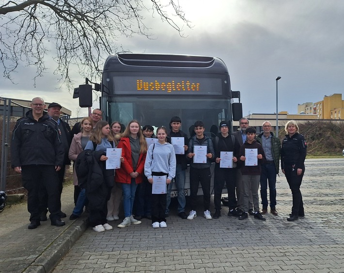 POL-WOB: Neue Busbegleiter ausgebildet - Präventionsteam der Polizei übergibt Zertifikate