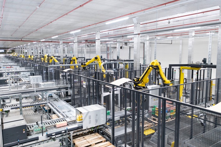 Automatisierung und Nachhaltigkeit im Einklang: SSI Schäfer unterstützt Coop bei der Eröffnung eines der größten automatisierten Distributionszentren Europas