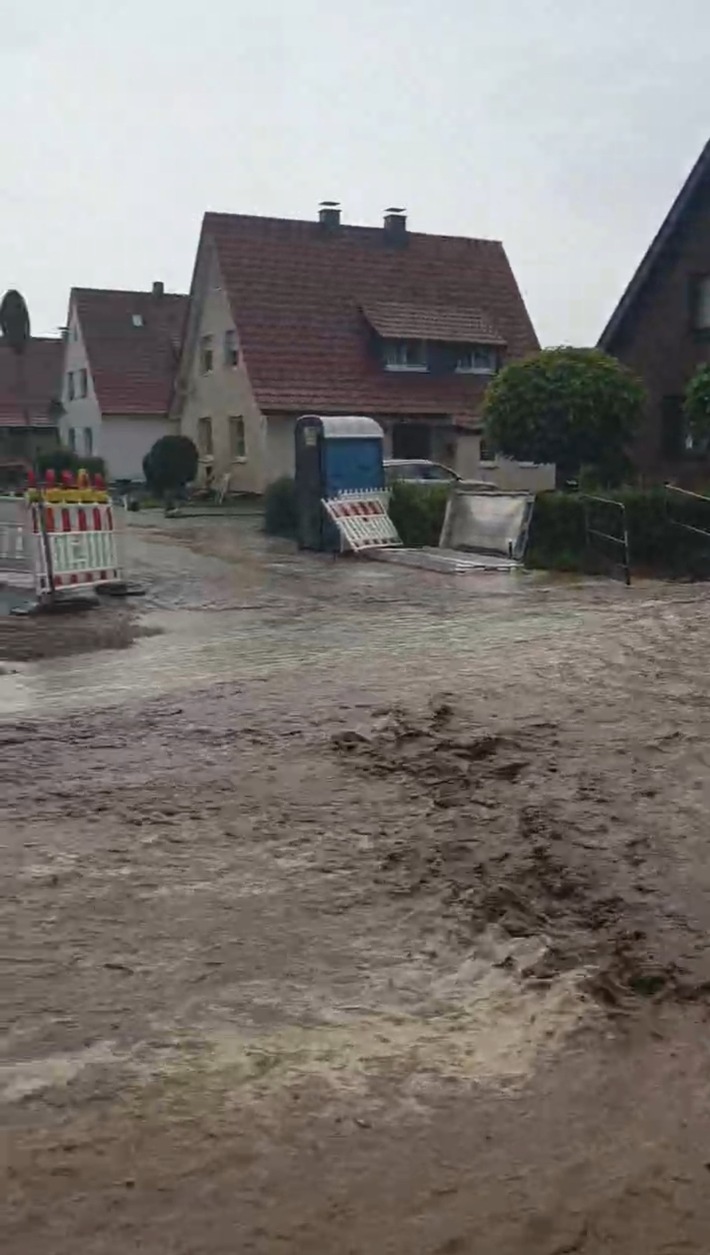 FW Lage: Unwetter über Lage: Feuerwehr rückt zu mehreren Einsätzen in Kachtenhausen und Hagen aus
