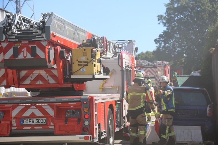 FW-E: Fahrzeug brennt in einer Werkstatt in einem Lagerhallenkomplex - keine Verletzten