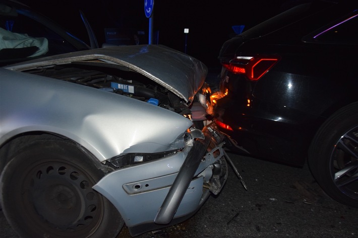 POL-HF: Verkehrsunfall in Folge von Alkoholgenuss - Beifahrer leicht verletzt